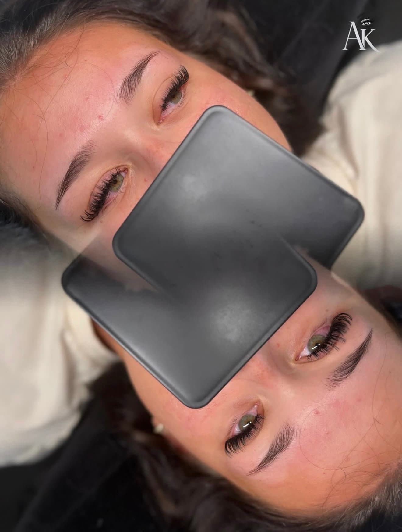 Wimpernverlängerung an grünen Augen mit weichem Volumen